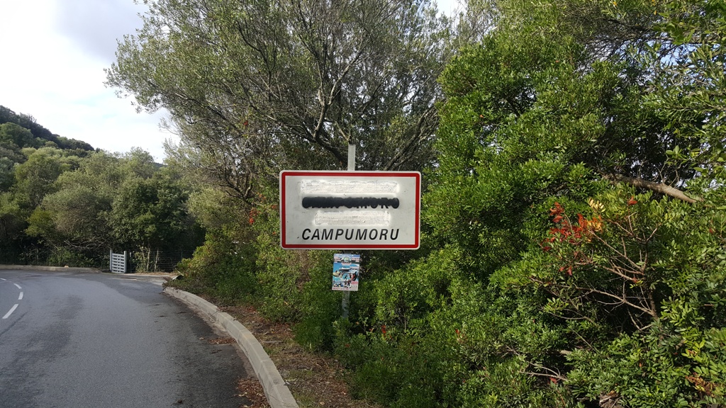 Panneau du village de Campomoro, une oeuvre des indépendantistes