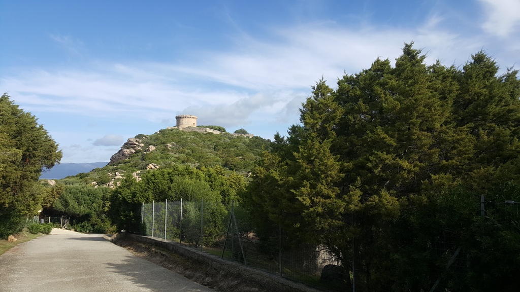 La tour génoise de Campomoro proche mais inaccessible