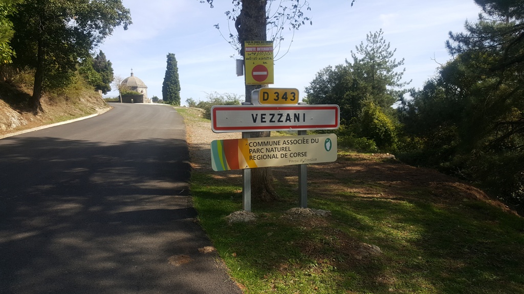 Panneau d'entrée à Vezzani