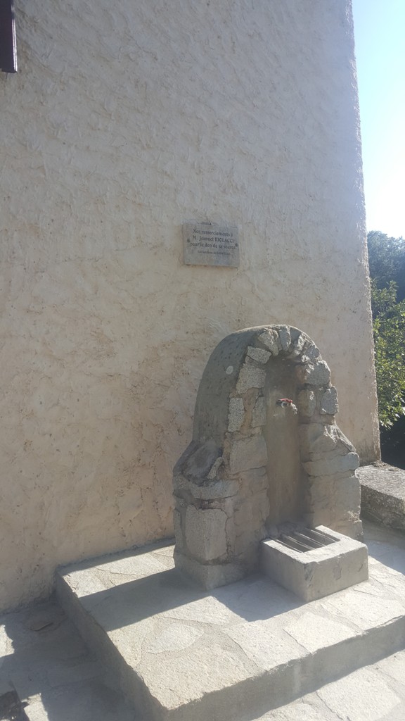 Pinello - fontaine au centre du village