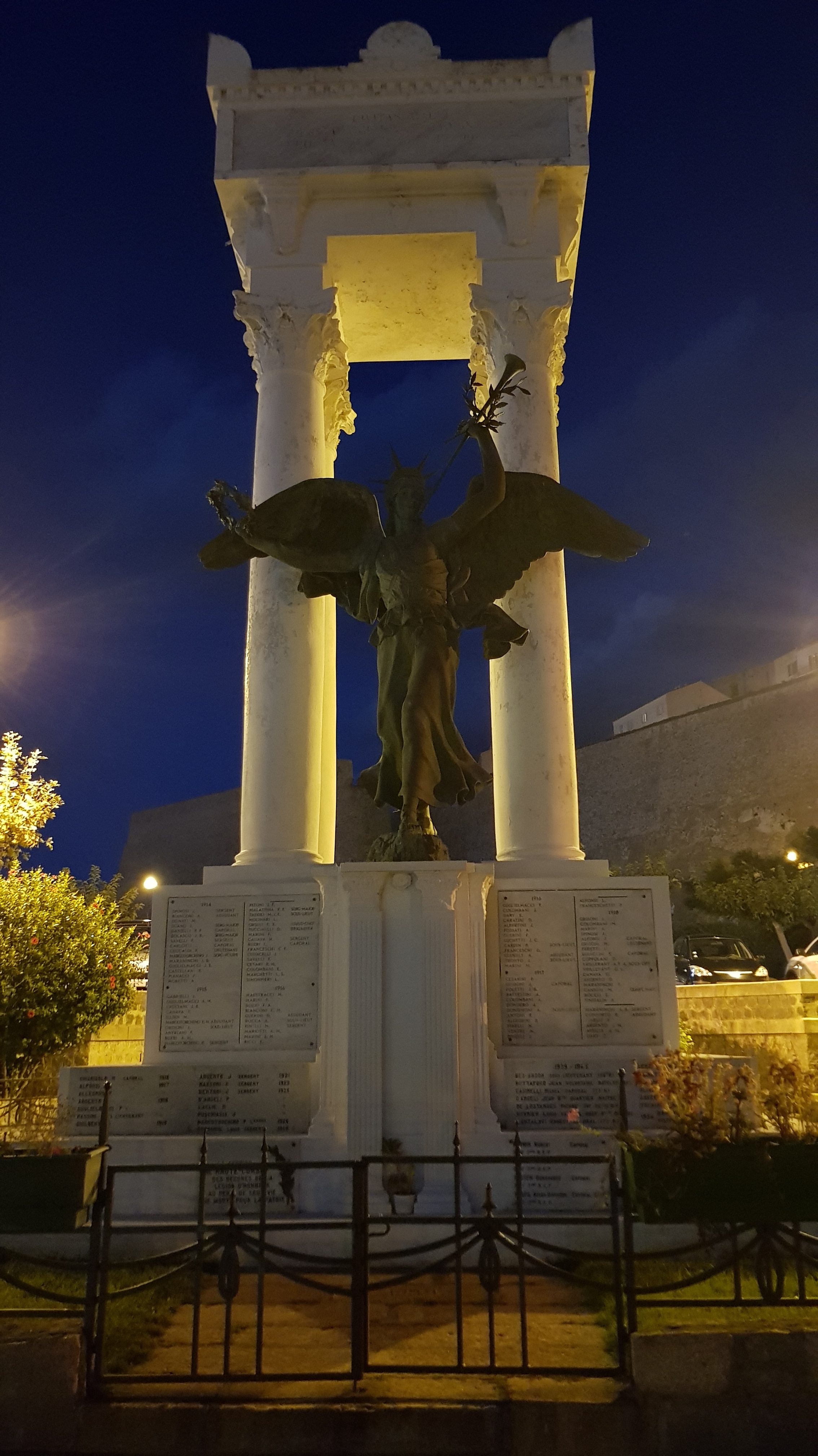 Le monument aux morts de Calvi