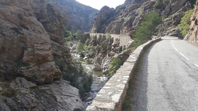 Le Golo - Route accrochée à la montagne