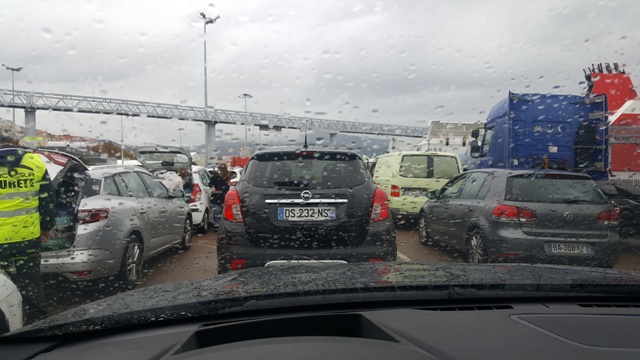En attente d'embarquement sous la pluie En attente d'embarquement sous la pluie