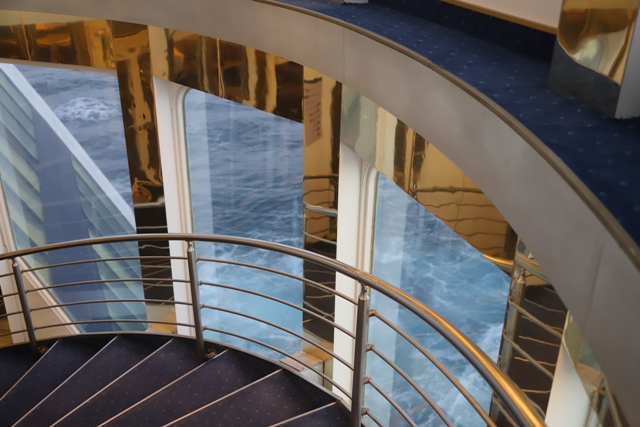 Escalier d'accès au pont supérieur