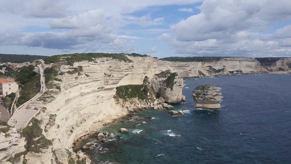 Le grain de sable et la côte de Bonifacio Le grain de sable et la côte de Bonifacio