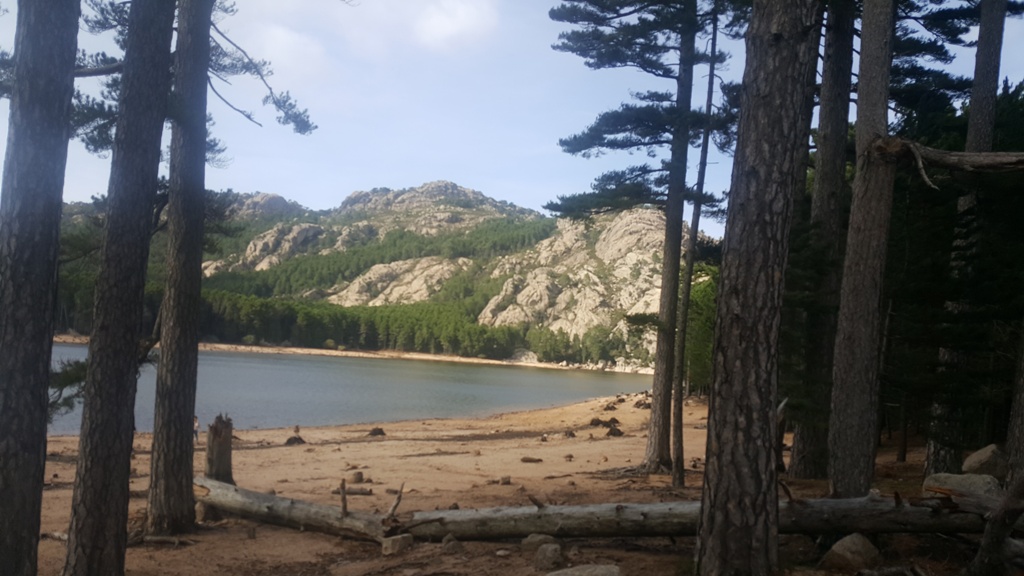 Vue sur le réservoir barrage en haut du col Vue sur le réservoir barrage en haut du col
