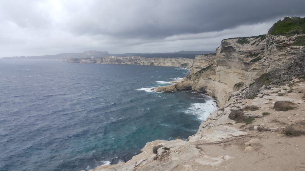 La citadelle de Bonifacio vue depuis le Capo Pertusato La citadelle de Bonifacio au loin