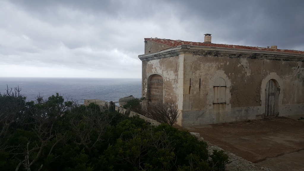 Les Bouches de Bonifacio sous un ciel noir Derrière le phare de Pertusato, les Bouches de Bonifacio sous un ciel menaçant