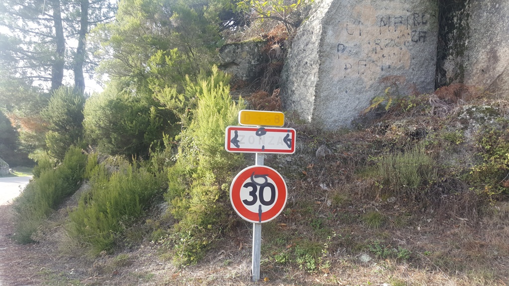 Panneau d'entrée à Zonza panneau d'entrée à Zonza terme de la 3ème étape