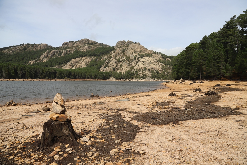 Cairn près du réservoir barrage Cairn près du réservoir barrage