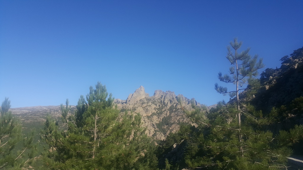 Les Aiguilles de Bavella - Point de vue dans la montée Les Aiguilles de Bavella - Point de vue dans la montée