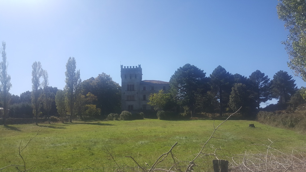 Le chateau de Quenza sur la gauche de la route Le chateau de Quenza sur la gauche de la route