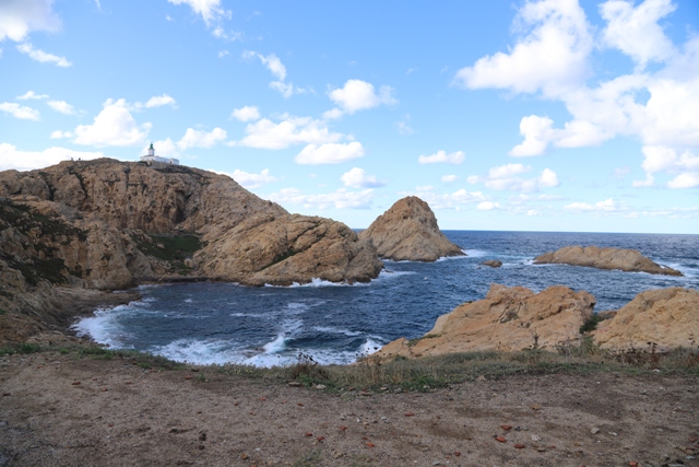 Île Rousse - Phare et crique
